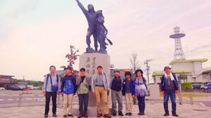 04 日本武尊像前で