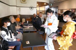 06_早速､お茶菓子が運ばれました！