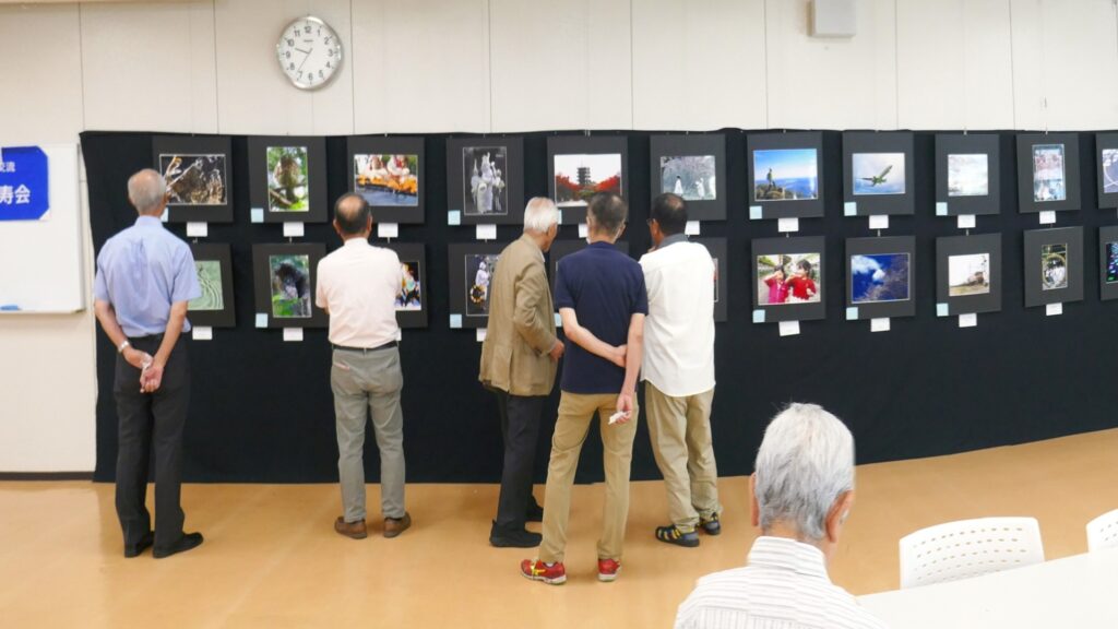 B-1.展示作品を見られる皆さん