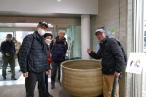 10_入口の大きな湯飲みの前で