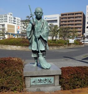 03 一休さんの像が駅前に