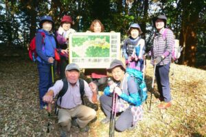 17_白米城の説明板の前で