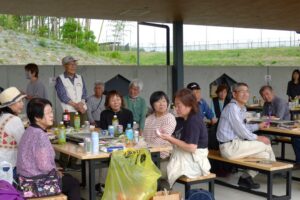 19_挨拶を聴かれる参加者の皆さん-3