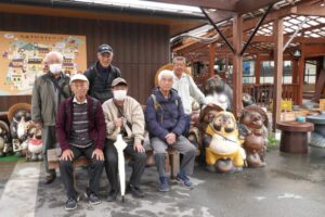 27_たぬき村内での小グループ写真！