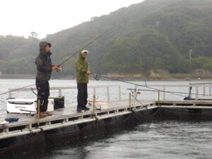 ⑫ 12時過ぎポツリポツリの雨が土砂降りに!! でも､めげない釣り師たち