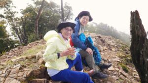 18_風吹く尾根で、昼食タイム