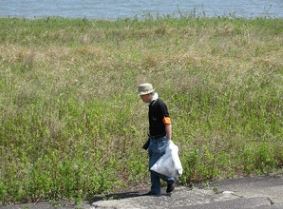 袋はゴミで重い「まだ有るかも・・」