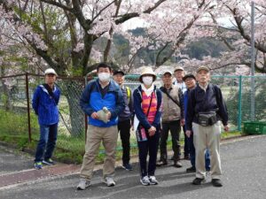1.青山駅から桐ヶ丘住へ桜の下で