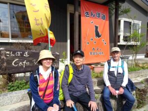 2.桐ヶ丘の喫茶店前にて一休み