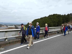 3.ダムに掛かる橋を歩く参加者