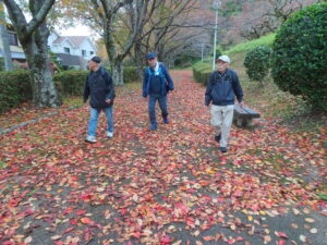 ①メスリ古墳（写真右が古墳で多数の柿が熟して綺麗）