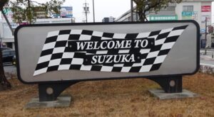 02 駅前の歓迎ボード