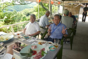 ㉔Vサイン、「腰が痛くても、好きなゴルフはやめられません」