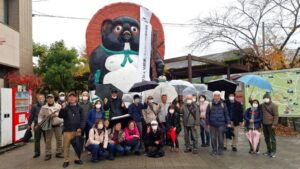 16_信楽駅前のたぬき前で－１