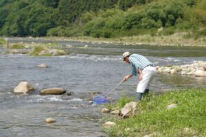 名張・地点②-1_大屋戸で、生き物を採集