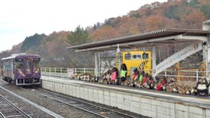 18_信楽駅内のたぬきと電車！