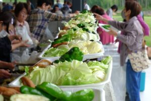 04_女性の皆さんが準備した野菜！