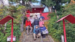 19_成就寺の門の前で