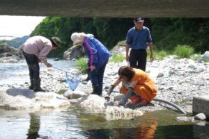 地点③-7_川の生き物を採集中ー3