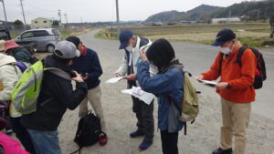 04 駅前で地図を見る