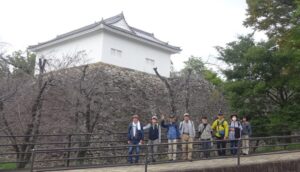 34 やぐらをバックに