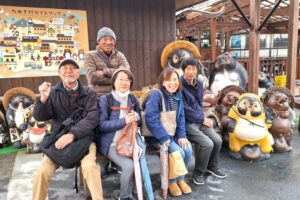 29_たぬき村内での小グループ写真-3！