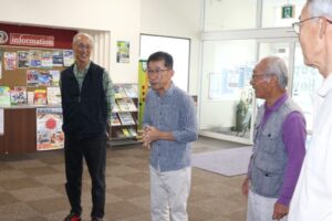 ④新人の浅田さん（中央）から自己紹介