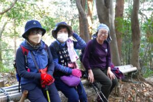 10_竹製のベンチで､ひと休み