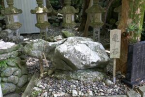 42_なにか言い伝えのある亀石!