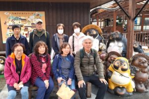 28_たぬき村内での小グループ写真-2！