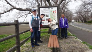 15 案内板の前で