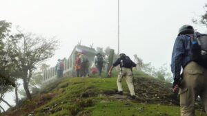 15_ガスの中、高見山･山頂に到着です