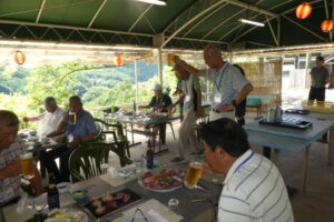 ⑨支部長の「乾杯」で暑気払いスタートです