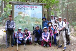 22_経ケ峰の看板の前に集合！