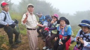 12_見晴らし台で､冷凍ぶどう･サービスの亀田さん