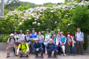 15_あじさいの前に、集合で~す!