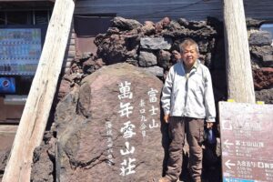 11_九合目･萬年雪山荘前で！