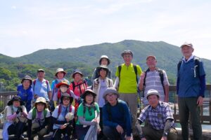 46_今日は登らなかった「大山」をバックに