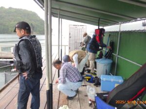 ⑬ 皆さんはテントに避難！