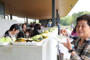 03_只今、野菜をきざんでいます！