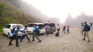 01_登山口に到着ですが､凄いガスです！