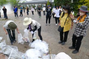 24_中西さん・角谷さん､ゴミを分別中！