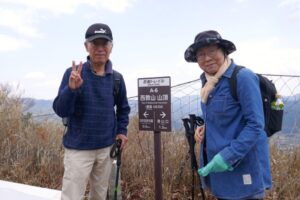 21_山頂の銘板前で、ニッコリ！