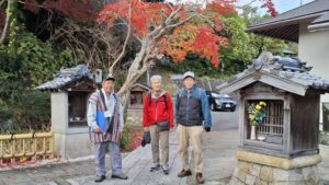 14_東雲寺の紅葉の前で！