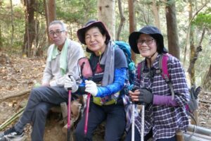 11_地元の方㊧と一緒に一休み