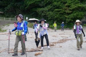 20_浜の風は微風で、暑いです!