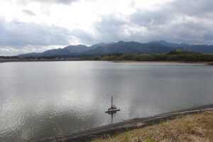 21 経ヶ峰をバックに横山池