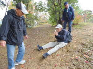 ⑤土舞台（日本芸能発祥の地）と安部山城跡(どんぐりが多数落ちていて「スッテンコロリ」の一コマ)