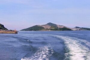 48_帰りの船から見た菅島「採石場」と「大山」