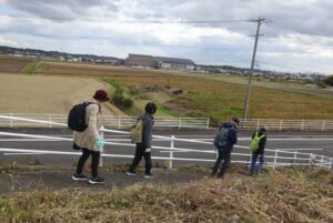 24 堤防を降りる